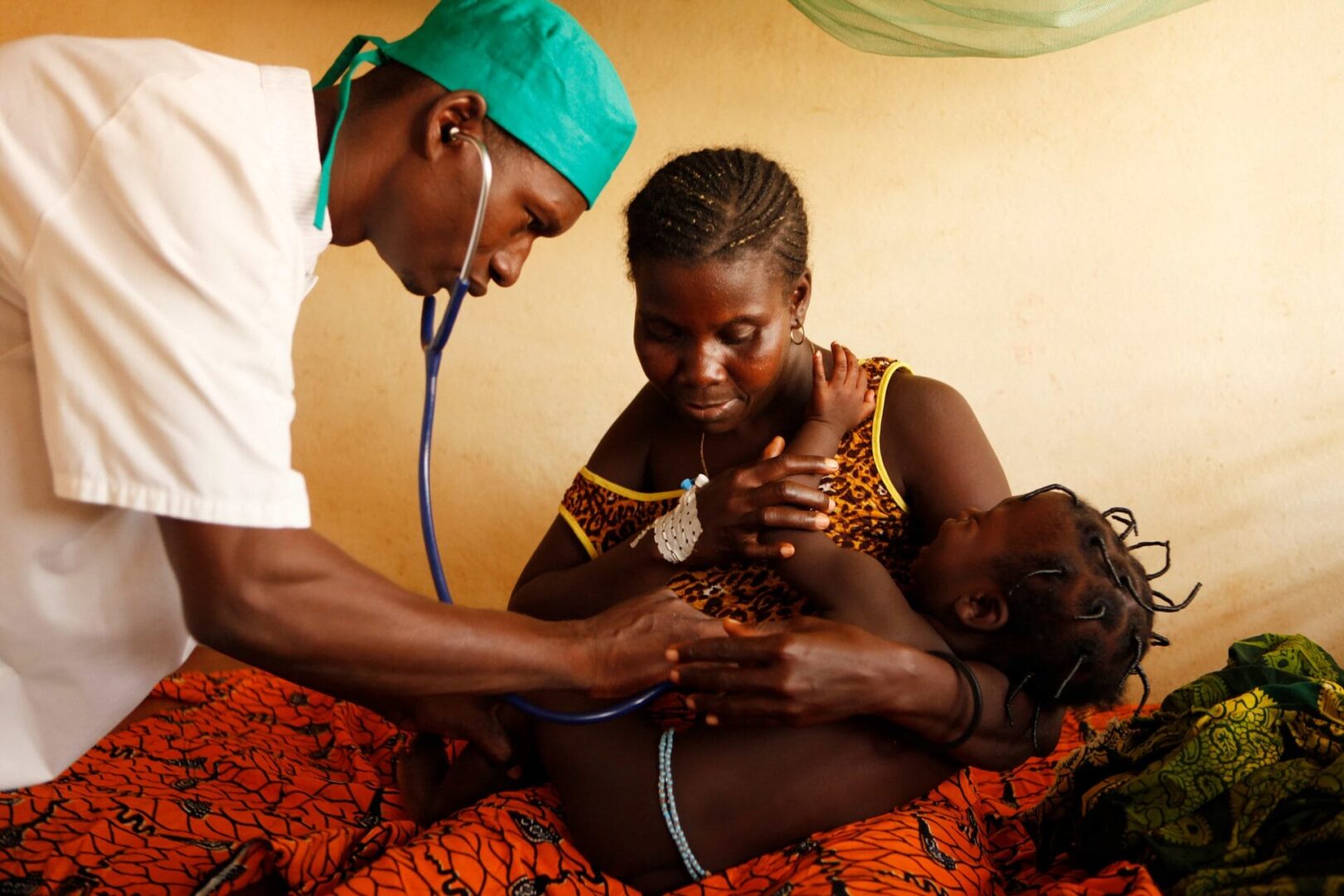 Medecin Examine Enfant Dans Bras Maman