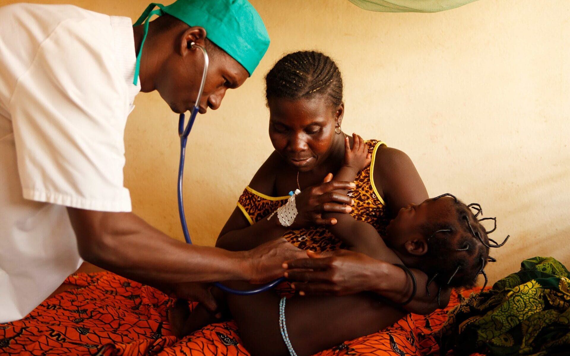 Medecin Examine Enfant Dans Bras Maman