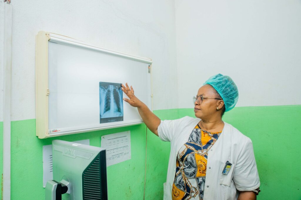 Visite De L’hôpital De District De Biyem Assi Avec L’ong Fi