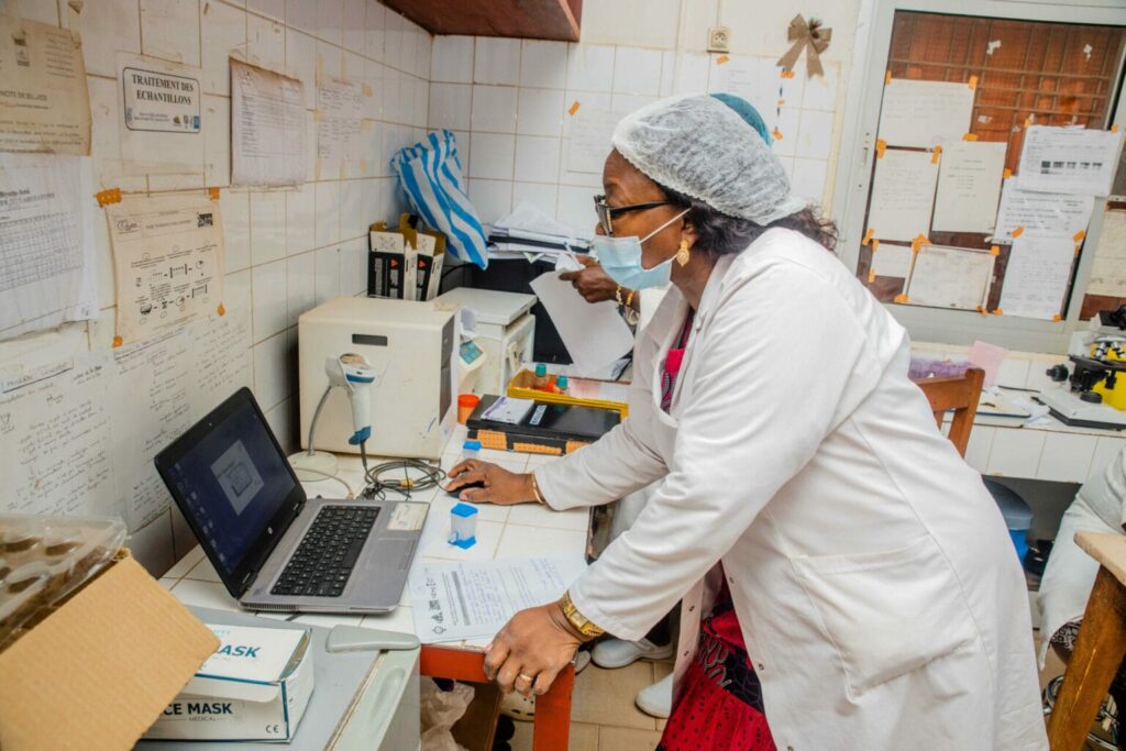 Visite De L’hôpital De District De Biyem Assi Avec L’ong Fi