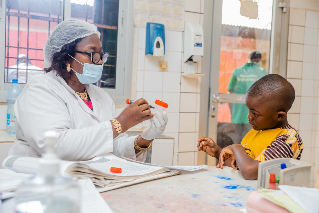 Visite De L’hôpital De District De Biyem Assi Avec L’ong Fi