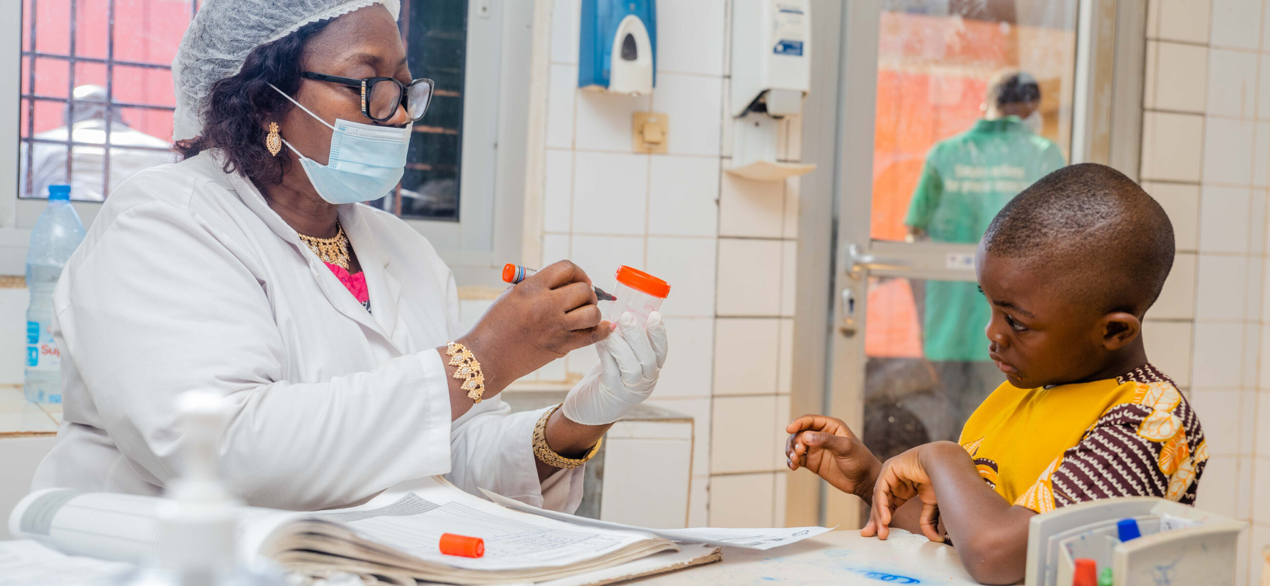 Visite De L’hôpital De District De Biyem Assi Avec L’ong Fi
