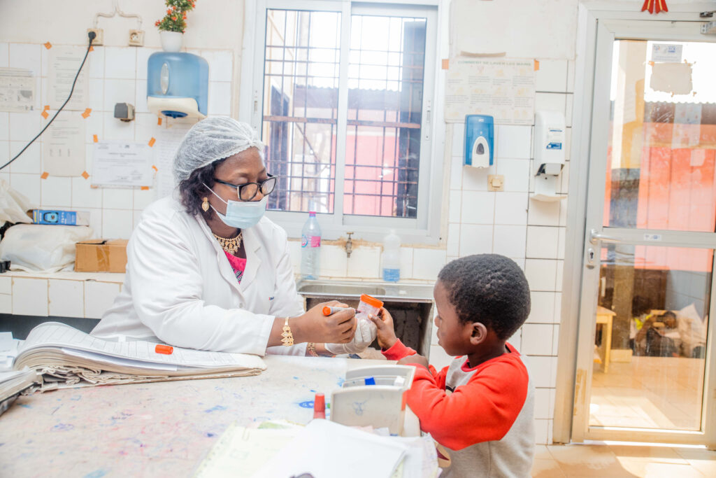 Visite De L’hôpital De District De Biyem Assi Avec L’ong Fi