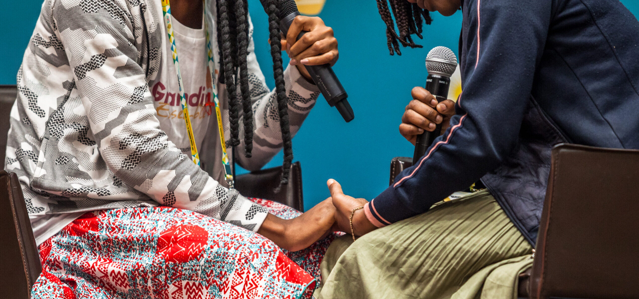 deux femmes se tiennent la main avec