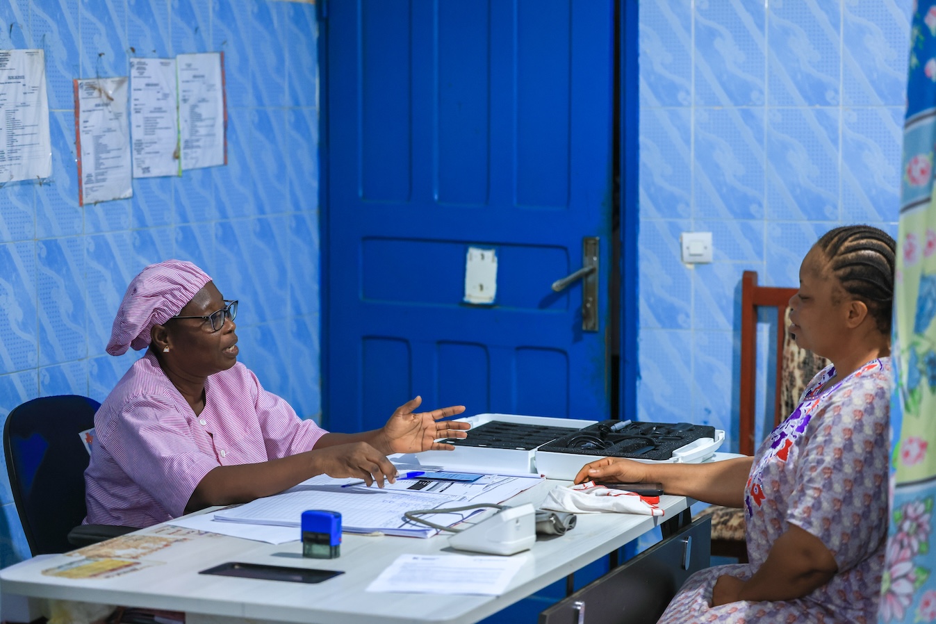 Une patiente consulte une sage-femme au centre de santé San-Pédro.