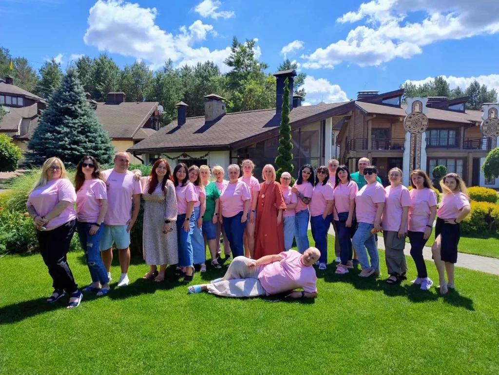 Toute l'équipe du projet CoMPSS est réunie et arbore le tee-shirt rose de l'initiative.