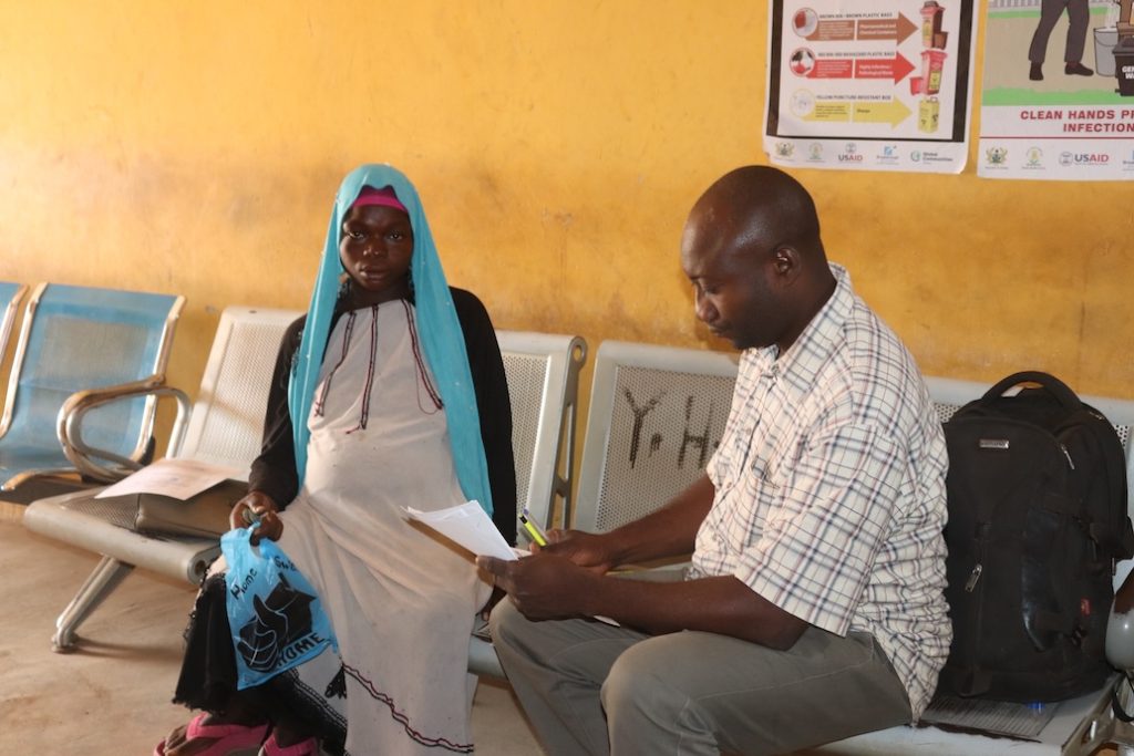 Entretien avec une femme enceinte au centre de santé de Yagaba.