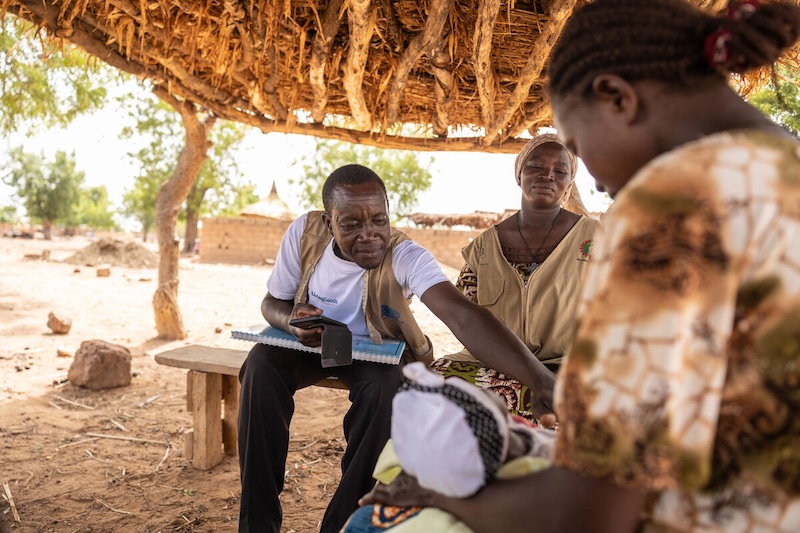 Un agent de santé communautaire réalise une consultation, au Burkina Faso