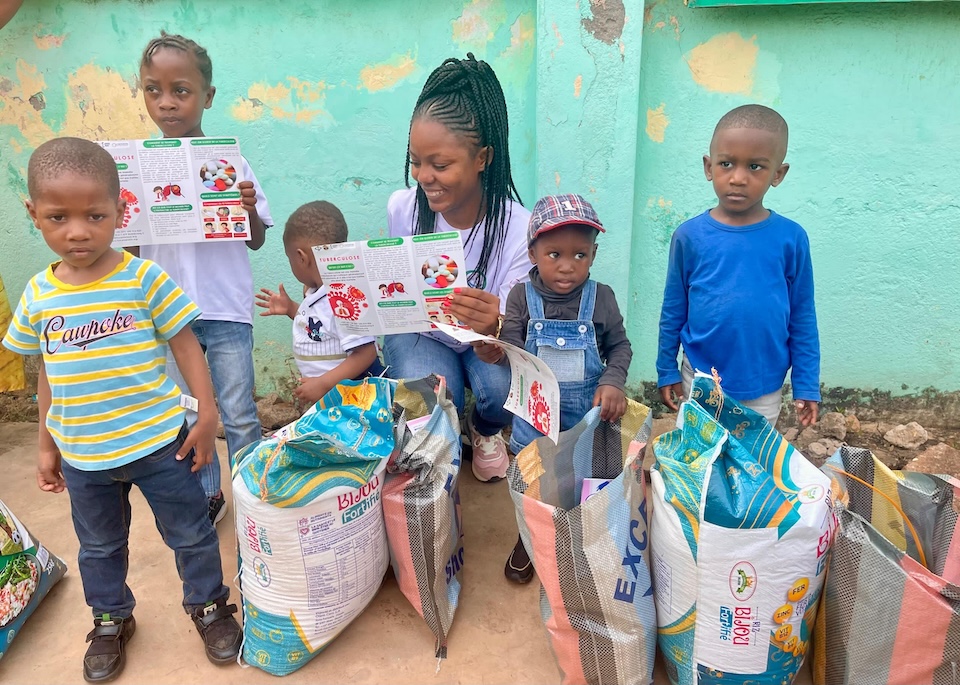 Distribution Des Kits Alimentaires Enfants Indigents
