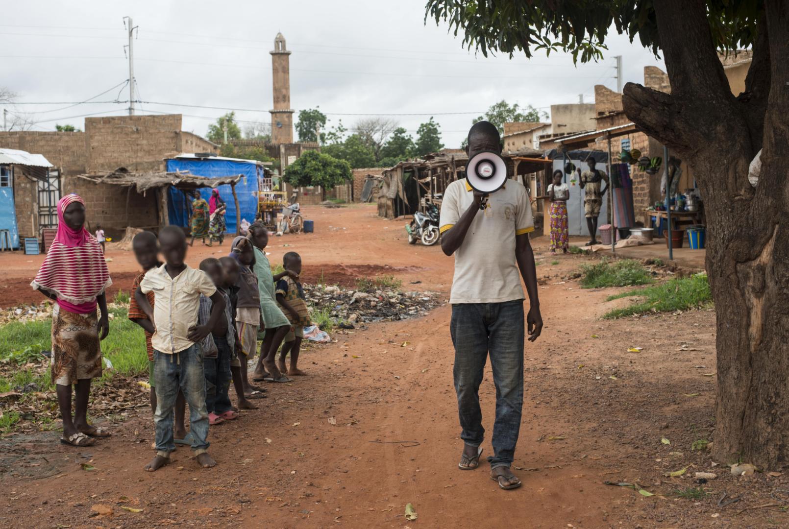 Acteur communautaire avec un mégaphone