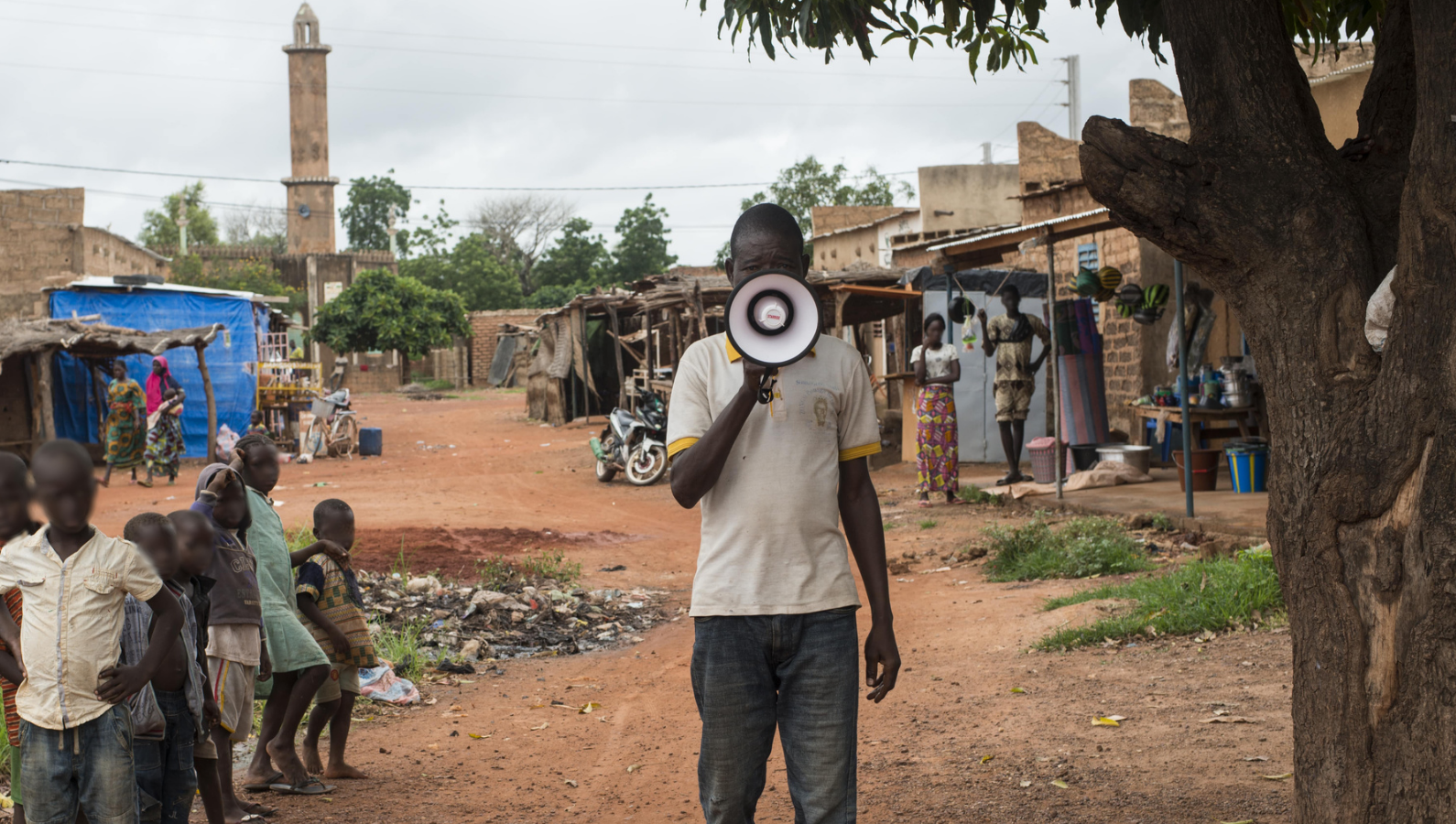 Acteur communautaire avec un mégaphone