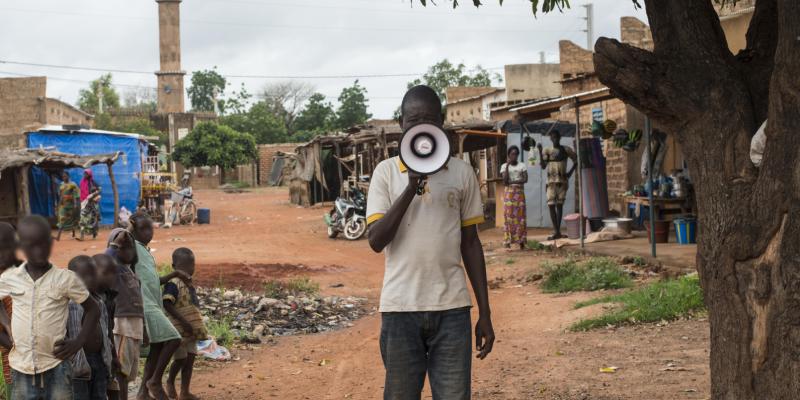 Acteur communautaire avec un mégaphone