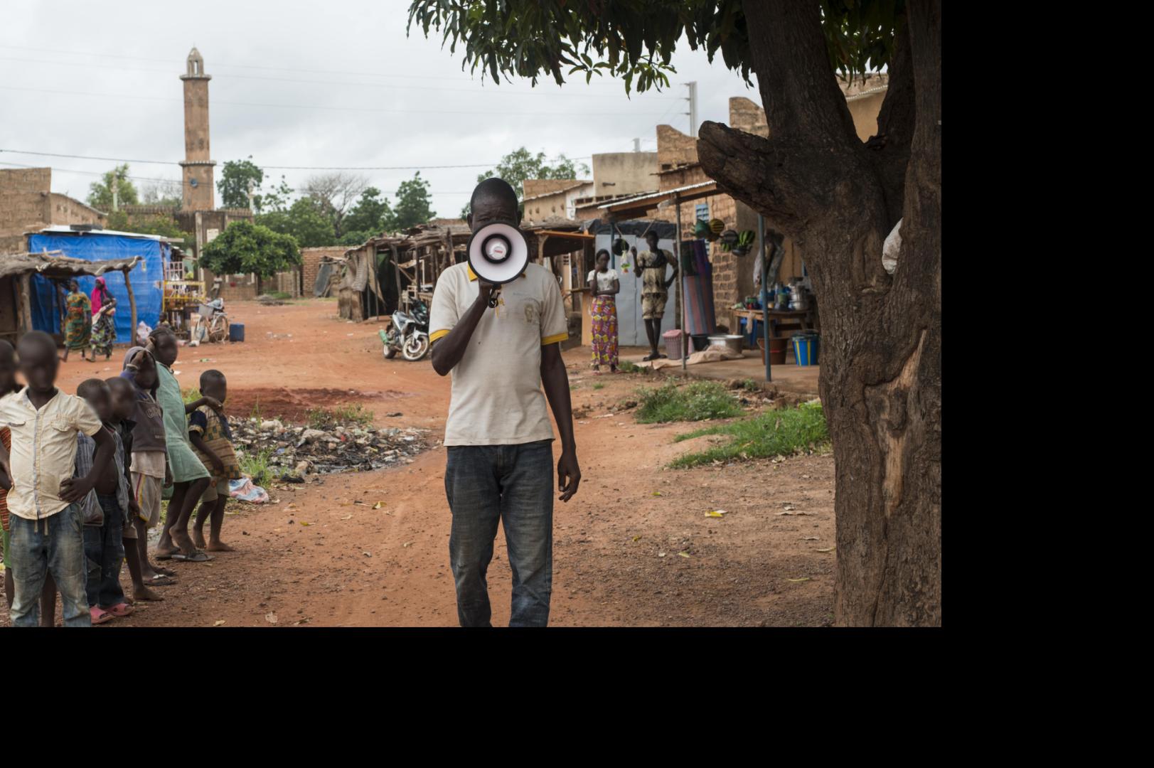Acteur communautaire avec un mégaphone