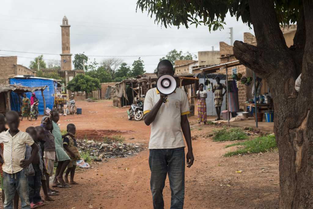 Acteur communautaire avec un mégaphone