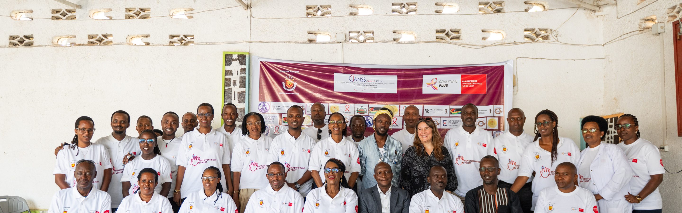 Lancement de la 6e Semaine Internationale du Dépistage, une dizaine de personnes venues pour un dépistage du VIH et des IST attendent leur tour avant d’être prises en charge par les équipes de l’association à Bujumbura, au Burundi.