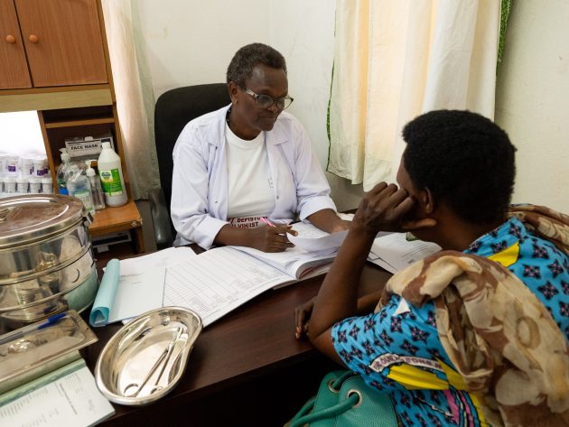 Bujumbura, Burundi, le 17 novembre 2025 : Reportage pour Coalition Plus sur la prise en charge du VIH au Burundi. Immersion auprès des équipes de l'Association Nationale de Soutien aux Séropositifs et malades du sida (ANSS santé PLUS) à l'antenne de Bujumbura centre Turiho. Sur l'image, Christine, infirmière, est chargée du dépistage des lésions pré cancereuses du col de l'utérus, ici avec une patiente en entretien. C’est un acte de prévention déterminant car les femmes vivant avec le VIH ont 6 fois plus de risque de développer un cancer du col de l’utérus.