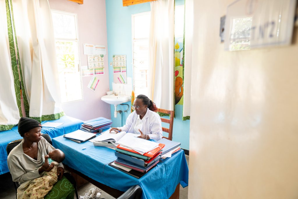 Bujumbura, Burundi, le 17 novembre 2025 : Reportage pour Coalition Plus sur la prise en charge du VIH au Burundi. Immersion auprès des équipes de l'Association Nationale de Soutien aux Séropositifs et malades du sida (ANSS santé PLUS) à l'antenne de Bujumbura centre Turiho. Consultation mère-enfant : avec Clelia, PVVIH de 23 ans et sa fille Bella, 5 mois en entretien avec la Docteur Evelyne Maniraho, médecin au centre depuis 2019.