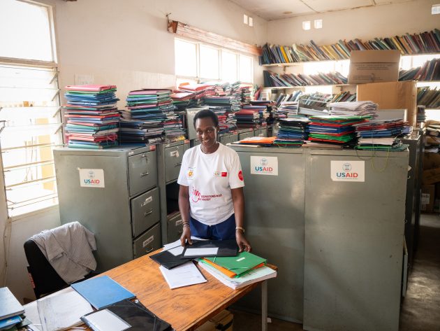 Bujumbura, Burundi, le 17 novembre 2025 : Reportage pour Coalition Plus sur la prise en charge du VIH au Burundi. Immersion auprès des équipes de l'Association Nationale de Soutien aux Séropositifs et malades du sida (ANSS santé PLUS) à l'antenne de Bujumbura centre Turiho. Sur l’image, Nadine, responsable de l’encodage des données.