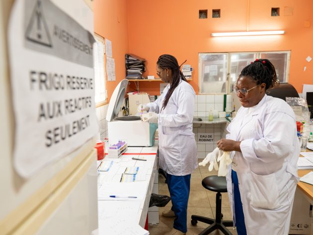 Bujumbura, Burundi, le 17 novembre 2025 : Reportage pour Coalition Plus sur la prise en charge du VIH au Burundi. Immersion auprès des équipes de l'Association Nationale de Soutien aux Séropositifs et malades du sida (ANSS santé PLUS) à l'antenne de Bujumbura centre Turiho. Sur l’image, le laboratoire avec Inès et Célénie, laborantines. Les prélèvements à analyser affluent en raison de la Semaine Internationale du Dépistage (VIH, hépatites, syphilis).