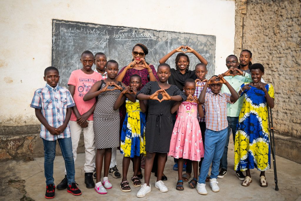 Bujumbura, Burundi, le 17 novembre 2025 : Reportage pour Coalition Plus sur la prise en charge du VIH au Burundi. Immersion à la Maison de la joie qui accueille actuellement 9 orphelins du sida, eux aussi porteurs du VIH. Pour la venue de Jeanne Gapiya Niyonzima, d’anciens pensionnaires de l’orphelinat sont revenus pour la saluer. Sur l’image une photo de groupe.