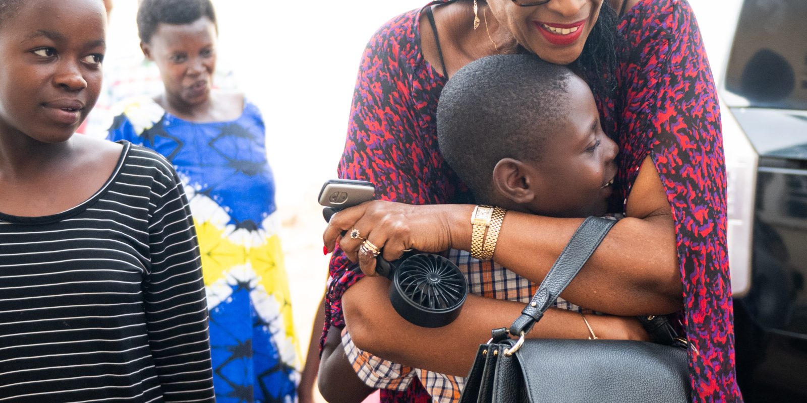 Bujumbura, Burundi, le 17 novembre 2025 : Reportage pour Coalition Plus sur la prise en charge du VIH au Burundi. Immersion à la Maison de la joie qui accueille actuellement 9 orphelins du sida, eux aussi porteurs du VIH. Pour la venue de Jeanne Gapiya Niyonzima d’anciens pensionnaires de l’orphelinat sont revenus pour la saluer. Sur l’image Jeanne étreint Prince lors de son arrivée à la maison. Né d’une mère travailleuse du sexe, Prince est porteur du virus et a été recueilli en 2016.