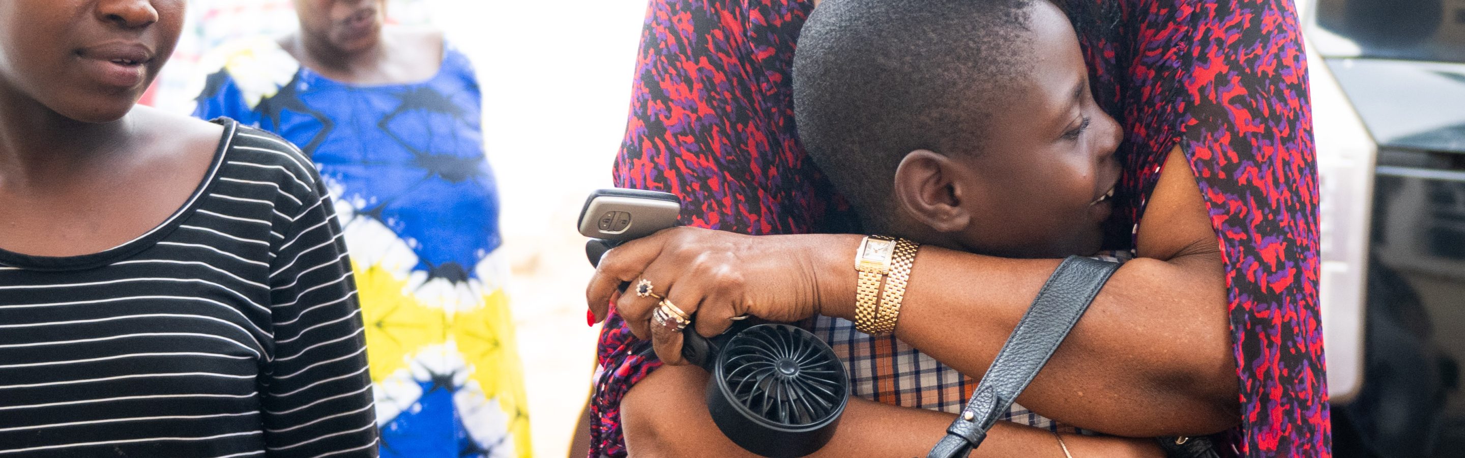 Bujumbura, Burundi, le 17 novembre 2025 : Reportage pour Coalition Plus sur la prise en charge du VIH au Burundi. Immersion à la Maison de la joie qui accueille actuellement 9 orphelins du sida, eux aussi porteurs du VIH. Pour la venue de Jeanne Gapiya Niyonzima d’anciens pensionnaires de l’orphelinat sont revenus pour la saluer. Sur l’image Jeanne étreint Prince lors de son arrivée à la maison. Né d’une mère travailleuse du sexe, Prince est porteur du virus et a été recueilli en 2016.