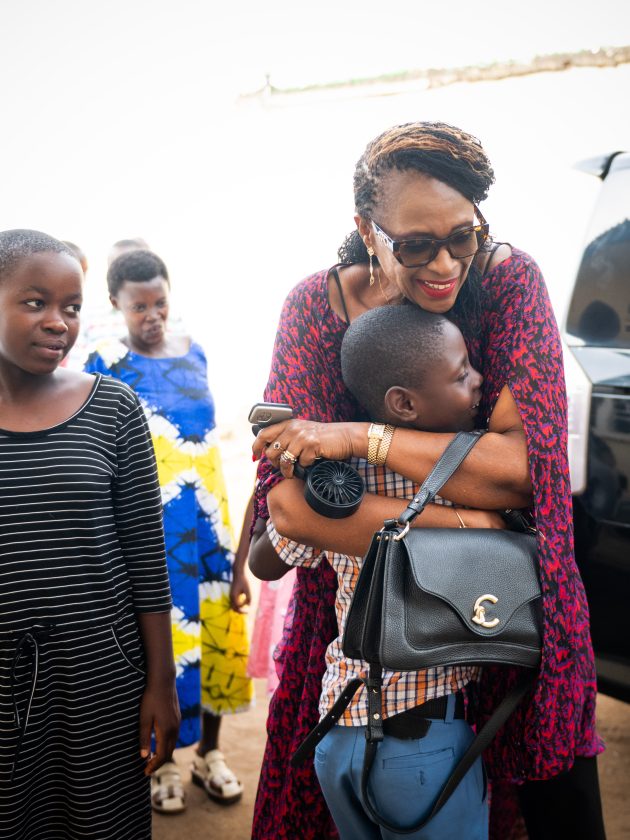 Bujumbura, Burundi, le 17 novembre 2025 : Reportage pour Coalition Plus sur la prise en charge du VIH au Burundi. Immersion à la Maison de la joie qui accueille actuellement 9 orphelins du sida, eux aussi porteurs du VIH. Pour la venue de Jeanne Gapiya Niyonzima d’anciens pensionnaires de l’orphelinat sont revenus pour la saluer. Sur l’image Jeanne étreint Prince lors de son arrivée à la maison. Né d’une mère travailleuse du sexe, Prince est porteur du virus et a été recueilli en 2016.