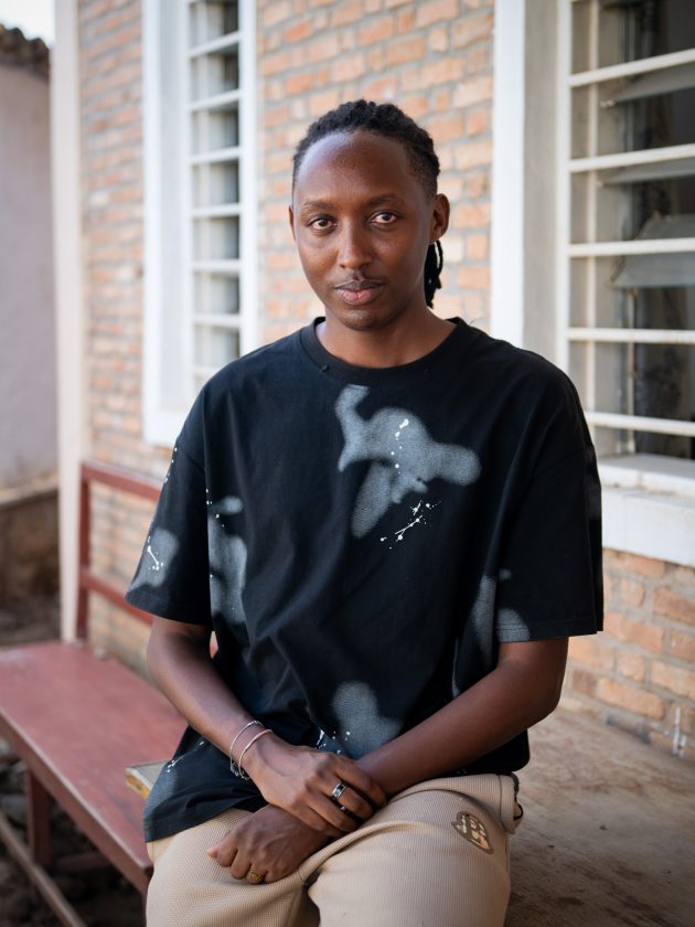 Bujumbura, Burundi, le 18 novembre 2025 : Reportage pour Coalition Plus sur la prise en charge du VIH au Burundi. Immersion auprès des équipes de l'Association Nationale de Soutien aux Séropositifs et malades du sida (ANSS santé PLUS) à l'antenne de Bujumbura centre Turiho. Sur l’image Billy, jeune activiste PVVIH du réseau Grandir Ensemble nous raconte sa vie avec le VIH. Sa séropositivité ne lui a été révélée qu’à l’adolescence et ce statut sérologique lui a fait honte et il l’a dissimulé jusqu’au moment où il a commencé ses études supérieures. Il s’est alors investi en tant que pair éducateur auprès des jeunes, pour lutter contre les discriminations, encourager le dépistage et épauler les jeunes qui découvrent leur séropositivité.