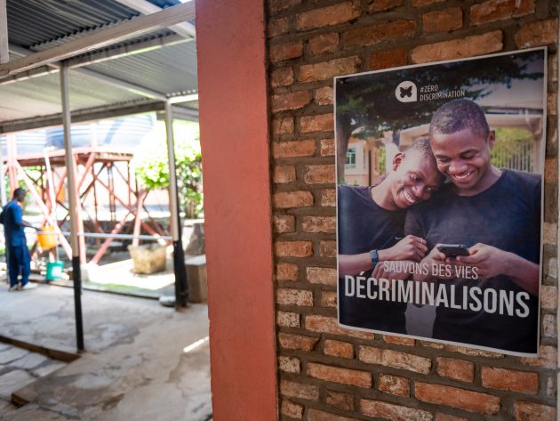 Bujumbura, Burundi, le 18 novembre 2025 : Reportage pour Coalition Plus sur la prise en charge du VIH au Burundi. Immersion auprès des équipes de l'Association Nationale de Soutien aux Séropositifs et malades du sida (ANSS santé PLUS) à l'antenne de Bujumbura centre Turiho. Une affiche qui alerte contre les discriminations envers les personnes LGBTQI+