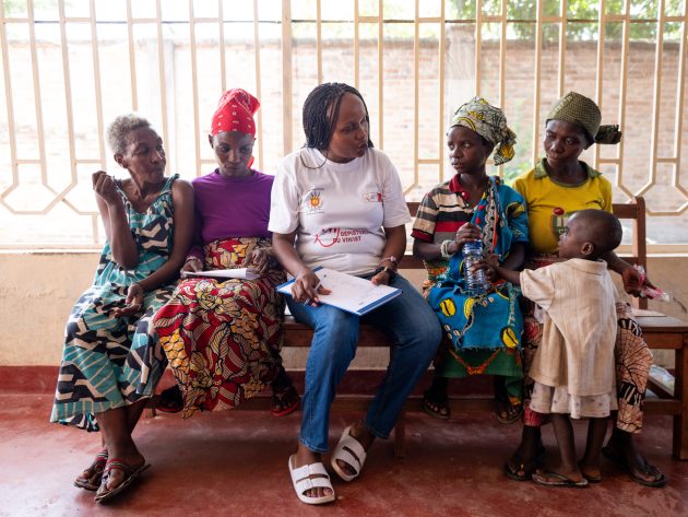Bujumbura, Burundi, le 18 novembre 2025 : Reportage pour Coalition Plus sur la prise en charge du VIH au Burundi. Immersion dans l’ONG RNJ+ (Réseau National des jeunes vivant avec le VIH) à l’occasion de la 6e Semaine Internationale du Dépistage. Ces usagères régulières du Centre sont des batwa, peuple autochtone d’Afrique centrale très déconsidéré au Burundi. Elles viennent dans ce centre prendre leur traitement mais aussi se reposer ou se laver.