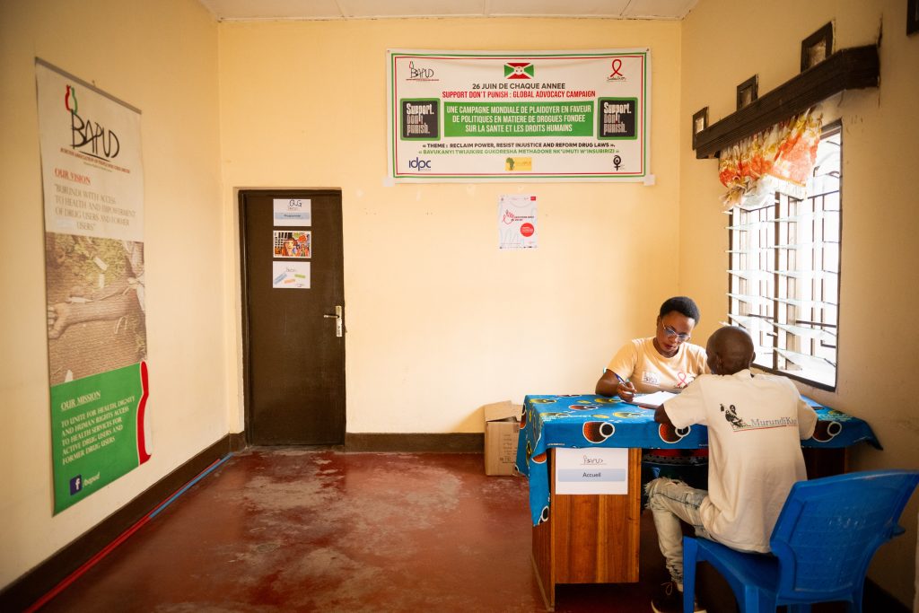 Reportage pour Coalition Plus sur la prise en charge du VIH au Burundi. Ici en présence de Isabelle, réceptionniste et Denis, usager de drogue sous TSO (traitement de substitution aux opiacés) et aujourd’hui pair éducateur pour le centre.