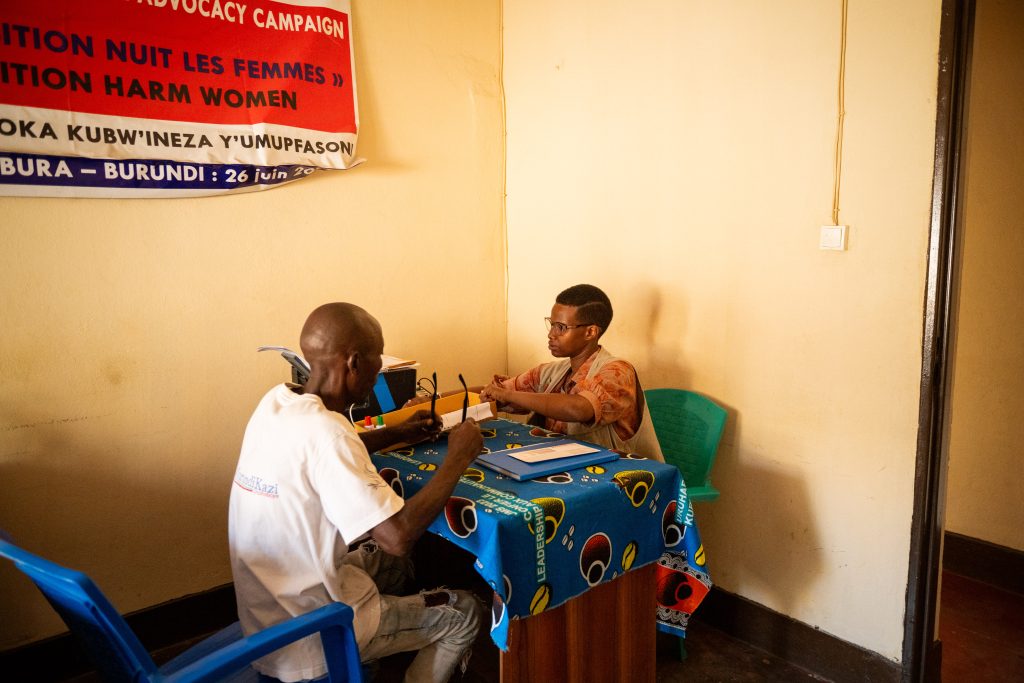 Sur l’image, la consultation avec Dia, psychologue et Denis, usager de drogue sous TSO (traitement de substitution aux opiacés) et aujourd’hui pair éducateur pour le centre.