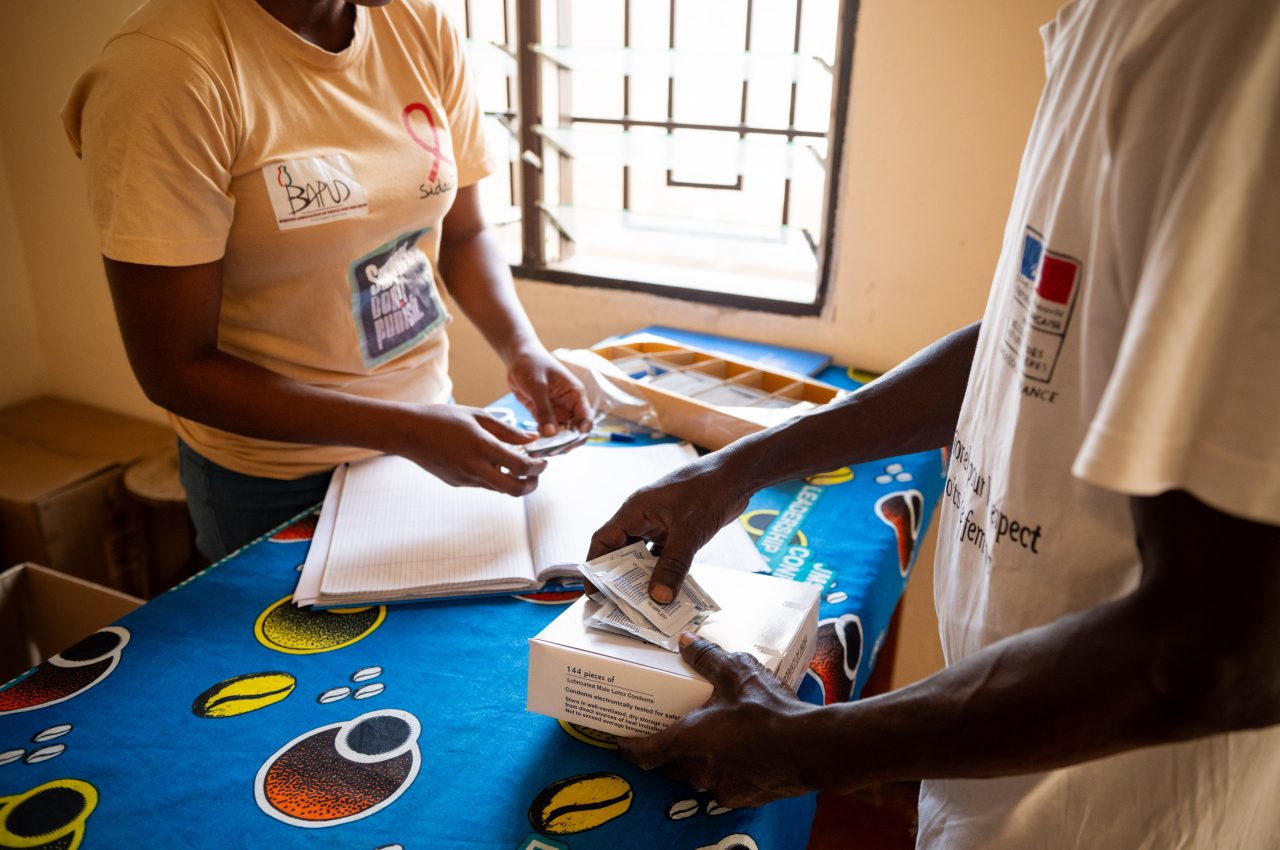 Bujumbura, Burundi, le 18 novembre 2025 : Reportage pour Coalition Plus sur la prise en charge du VIH au Burundi. Immersion au sein de BAPUD (Burundi Association of People who used drugs), association communautaire d’usagers de drogues. La file active de BAPUD est de 83 PVVIH, 150 UDI sous méthadone et liste d’attente de plus de 300 personnes. Sur l’image, distribution de préservatifs et gel à un pair éducateur du centre.