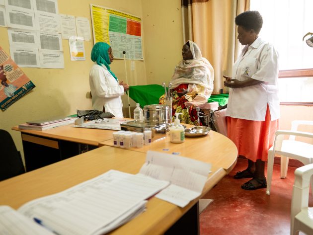 Bujumbura, Burundi, le 19 novembre 2025 : Reportage pour Coalition Plus sur la prise en charge du VIH au Burundi. Visite de la clinique ARV Bujumbura de la SWAA Burundi, ONG de lutte contre le VIH/sida, affiliée à un mouvement panafricain de femmes pour la lutte contre le VIH/sida, la SWAA – Internationale. Au Burundi, l’ONG compte 6 cliniques ARV et 8 sites communautaires avec une file active de 4200 PVVIH au niveau national dont 1 600 dans cette clinique. Sur l’image une consultation de dépistage des lésions pré cancereuses du col de l'utérus avec Speciose, bénéficiaire du centre. C’est un acte de prévention déterminant car les femmes vivant avec le VIH ont 6 fois plus de risque de développer un cancer du col de l’utérus.