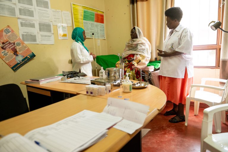 Bujumbura, Burundi, le 19 novembre 2025 : Reportage pour Coalition Plus sur la prise en charge du VIH au Burundi. Visite de la clinique ARV Bujumbura de la SWAA Burundi, ONG de lutte contre le VIH/sida, affiliée à un mouvement panafricain de femmes pour la lutte contre le VIH/sida, la SWAA – Internationale. Au Burundi, l’ONG compte 6 cliniques ARV et 8 sites communautaires avec une file active de 4200 PVVIH au niveau national dont 1 600 dans cette clinique. Sur l’image une consultation de dépistage des lésions pré cancereuses du col de l'utérus avec Speciose, bénéficiaire du centre. C’est un acte de prévention déterminant car les femmes vivant avec le VIH ont 6 fois plus de risque de développer un cancer du col de l’utérus.