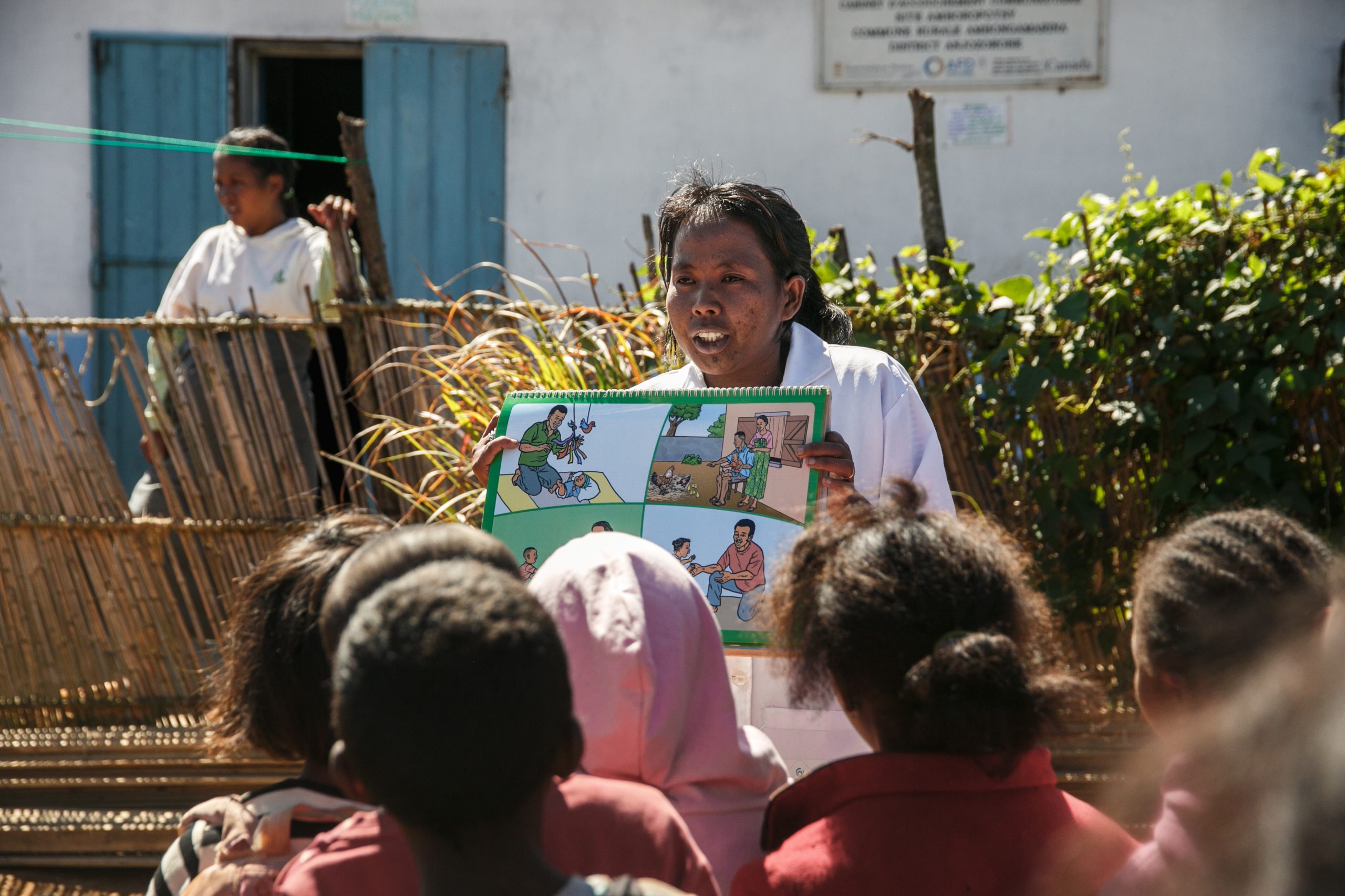 Mihaja Nantsoina Nomena Fitiavana Raharinjato et des pairs éducateurs animent une séance de sensibilisation auprès d’enfants