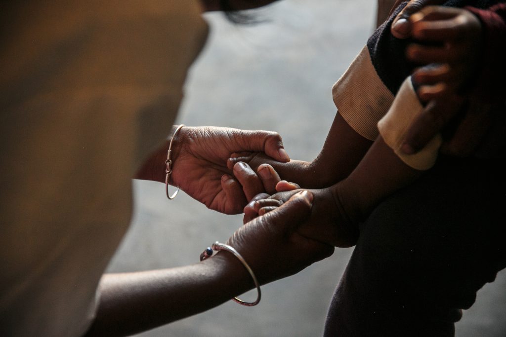 Mihaja Nantsoina Nomena Fitiavana Raharinjato et des pairs éducateurs animent une séance de sensibilisation auprès d’enfants