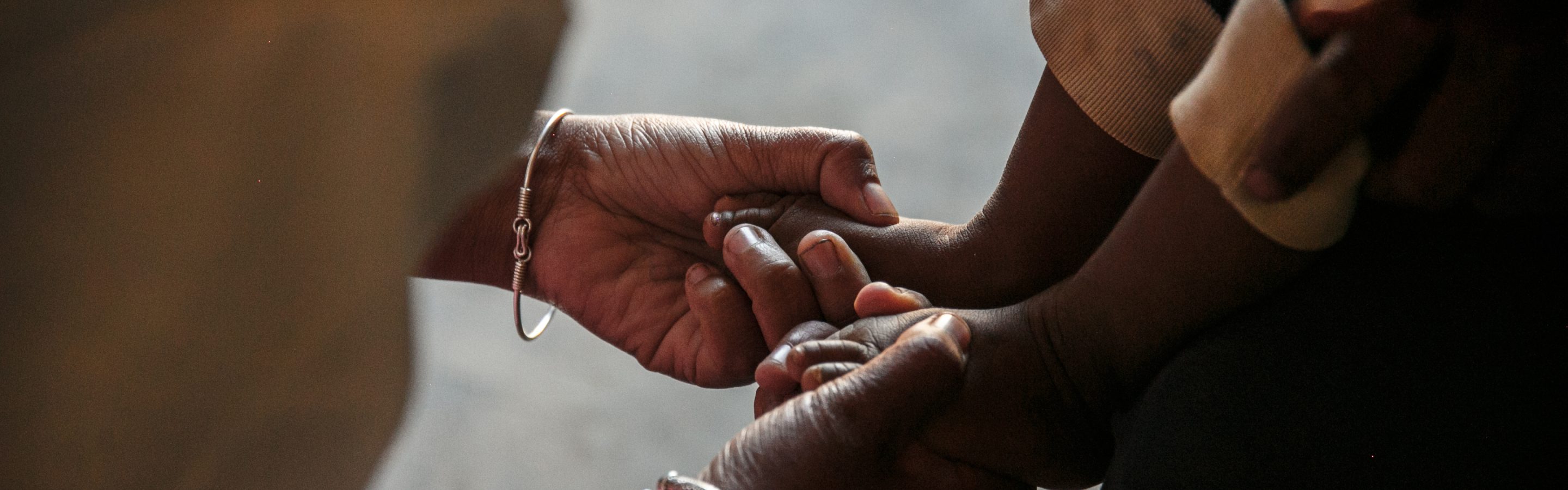 Mihaja Nantsoina Nomena Fitiavana Raharinjato et des pairs éducateurs animent une séance de sensibilisation auprès d’enfants