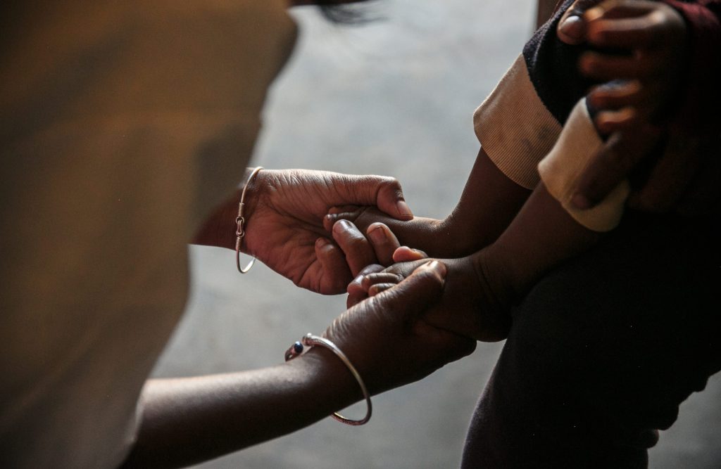 Mihaja Nantsoina Nomena Fitiavana Raharinjato et un bébé durant une consultation au cabinet d’accouchement communautaire