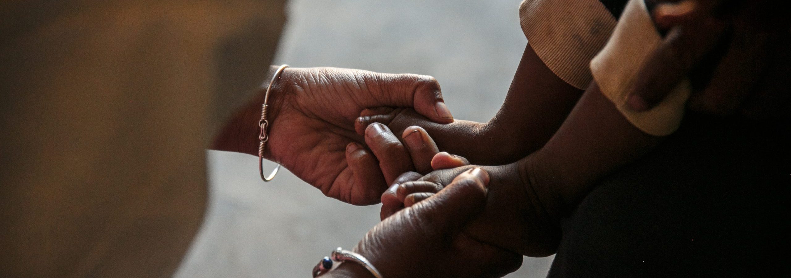 Mihaja Nantsoina Nomena Fitiavana Raharinjato et un bébé durant une consultation au cabinet d’accouchement communautaire