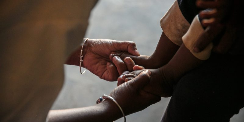 Mihaja Nantsoina Nomena Fitiavana Raharinjato et un bébé durant une consultation au cabinet d’accouchement communautaire