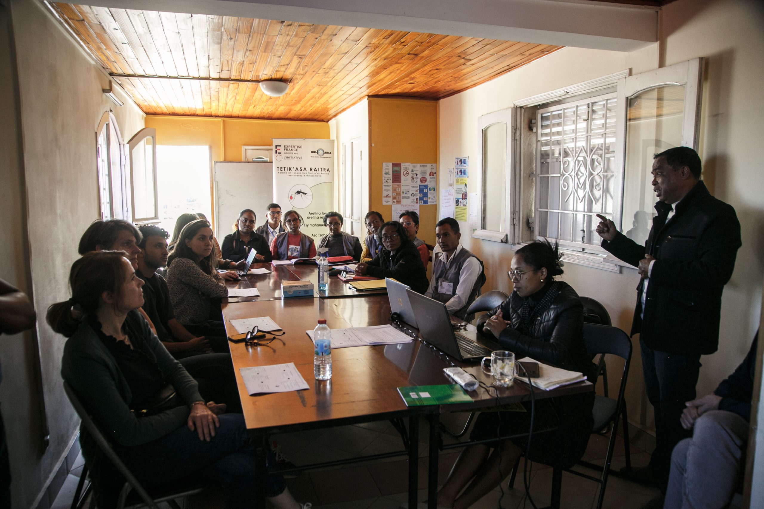 Réunion d'équipe dans le cadre du projet RAITRA, au sein du siège de l’ONG partenaire KOLOAINA, à Antananarivo, Madagascar