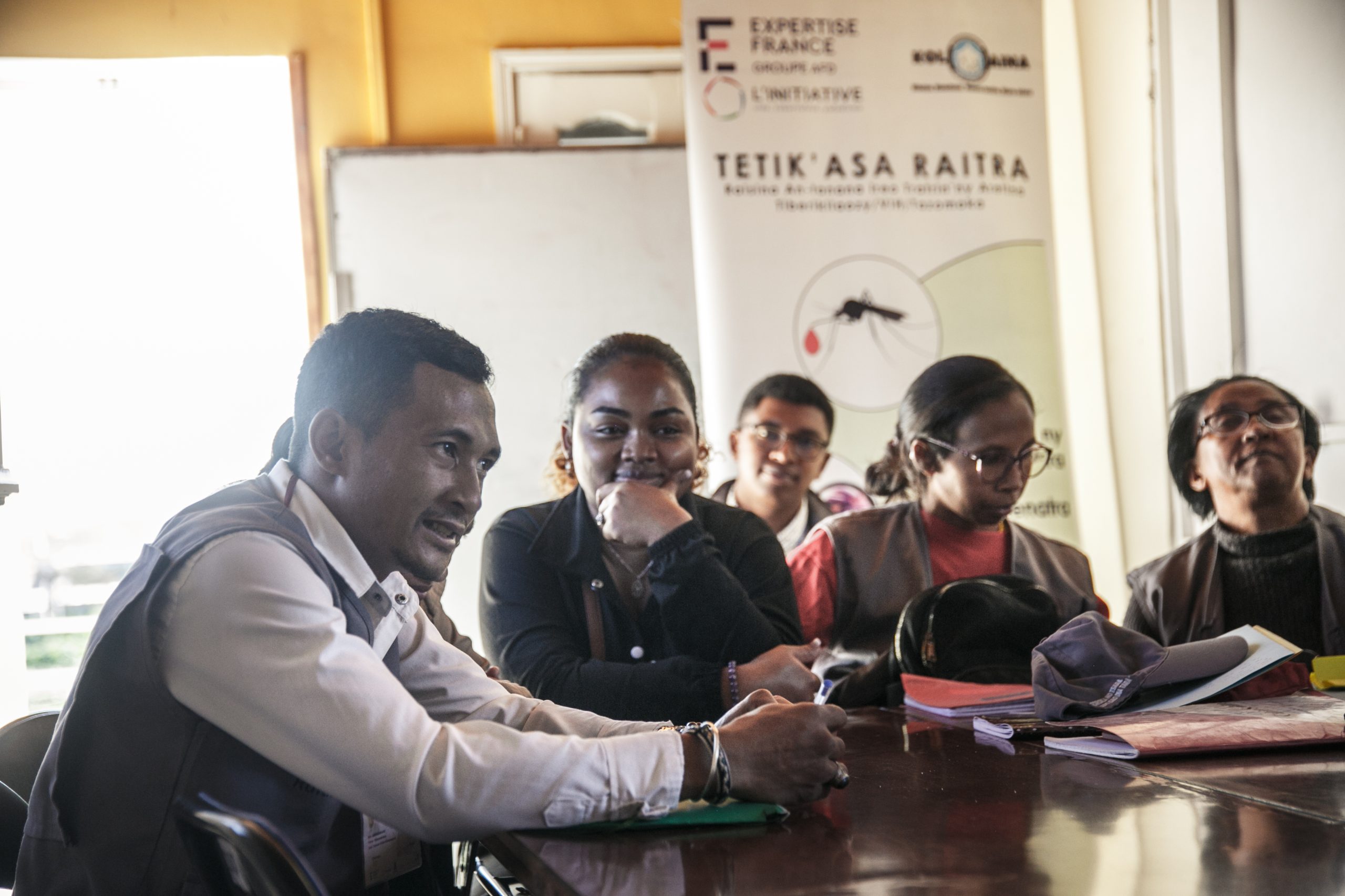 Réunion d'équipe dans le cadre du projet RAITRA, au sein du siège de l’ONG partenaire KOLOAINA, à Antananarivo, Madagascar