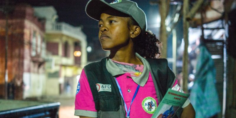 Maraude nocturne menée par une de pair éducatrice professionnelle du sexe dans les lieux de rencontres