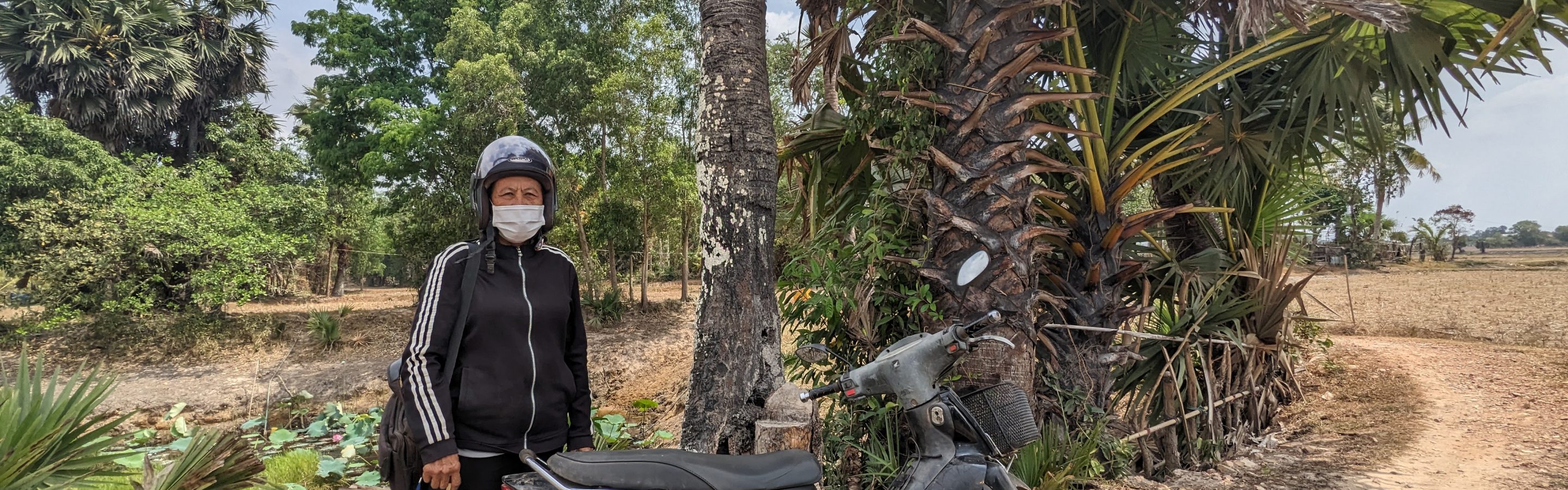 Un agent de santé communautaire sillonne les villages.