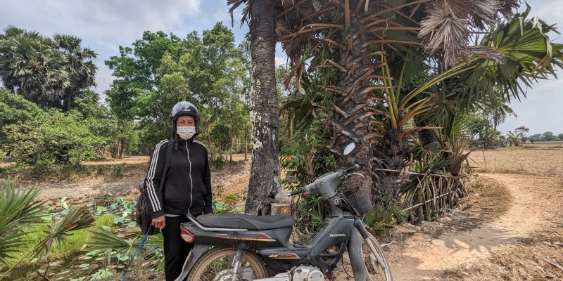 Un agent de santé communautaire sillonne les villages.