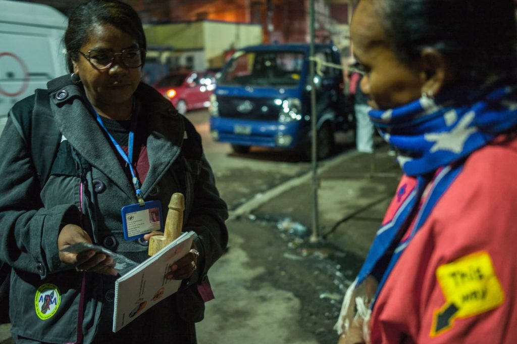 Une paire éducatrice professionnelle du sexe réalise une maraude dans le cadre du projet DESPS à Madagascar