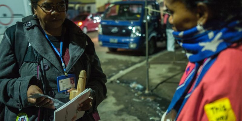 Une paire éducatrice professionnelle du sexe réalise une maraude dans le cadre du projet DESPS à Madagascar