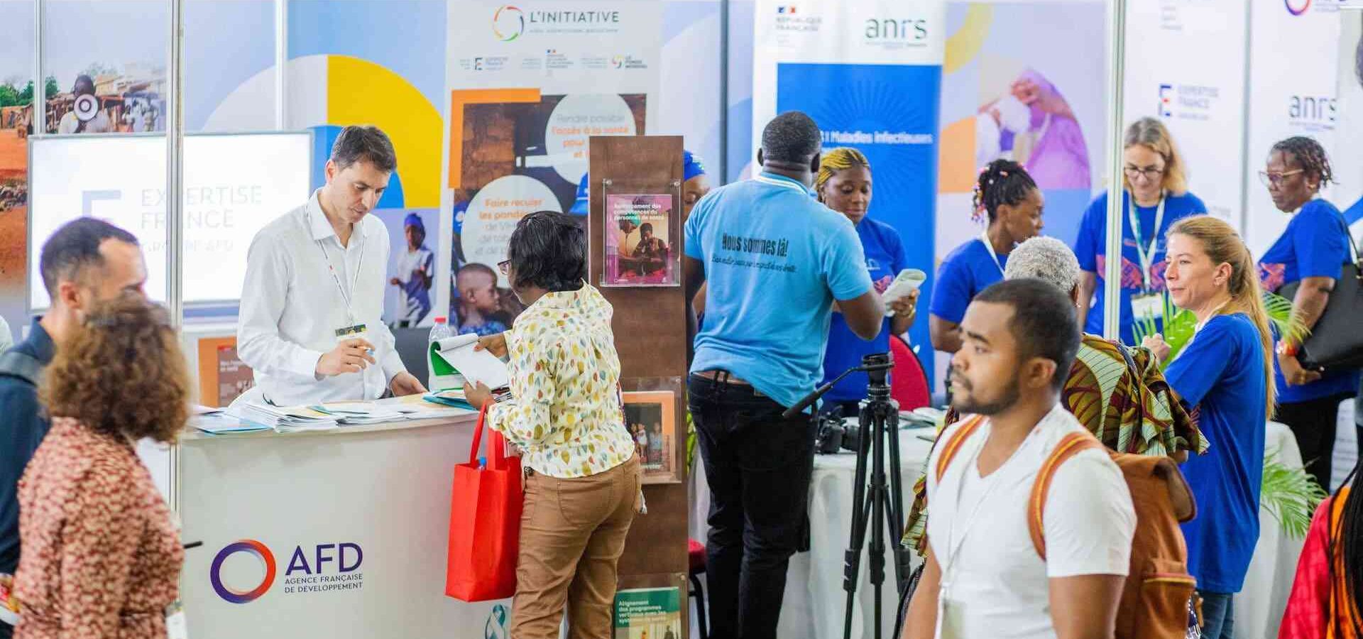 Stand Equipe France avec des visiteurs durant l'AFRAVIH 2024