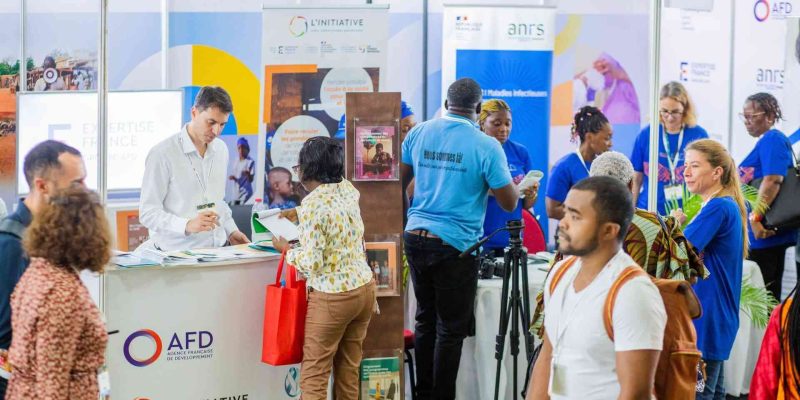 Stand Equipe France avec des visiteurs durant l'AFRAVIH 2024